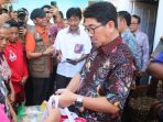 Peduli Korban Banjir, Bupati Hamartoni Berikan Bantuan