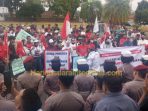 Puluhan Pedagang Pasar Dekon Lampung Utara Turun ke Jalan, Ini Tuntutannya